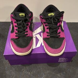Nike SB Dunk Low Pro Size 11 in Red Plum Suede